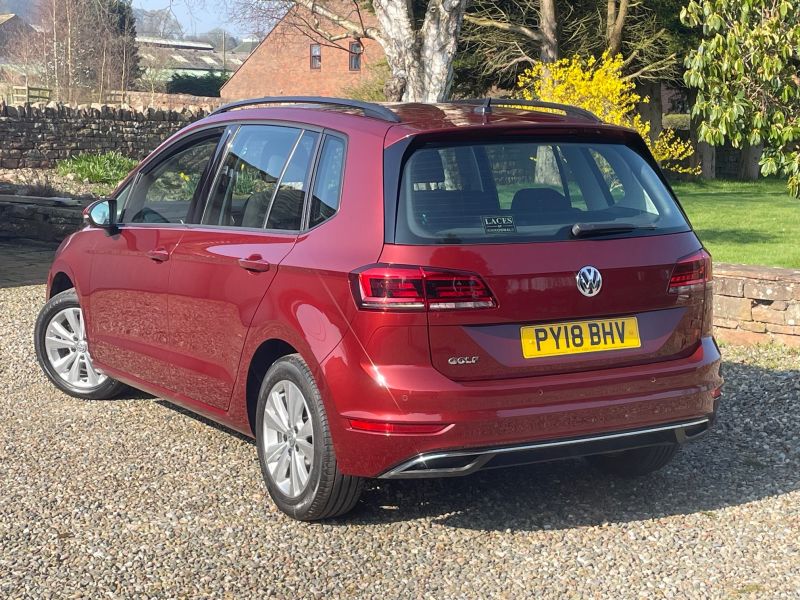 VOLKSWAGEN  Golf
