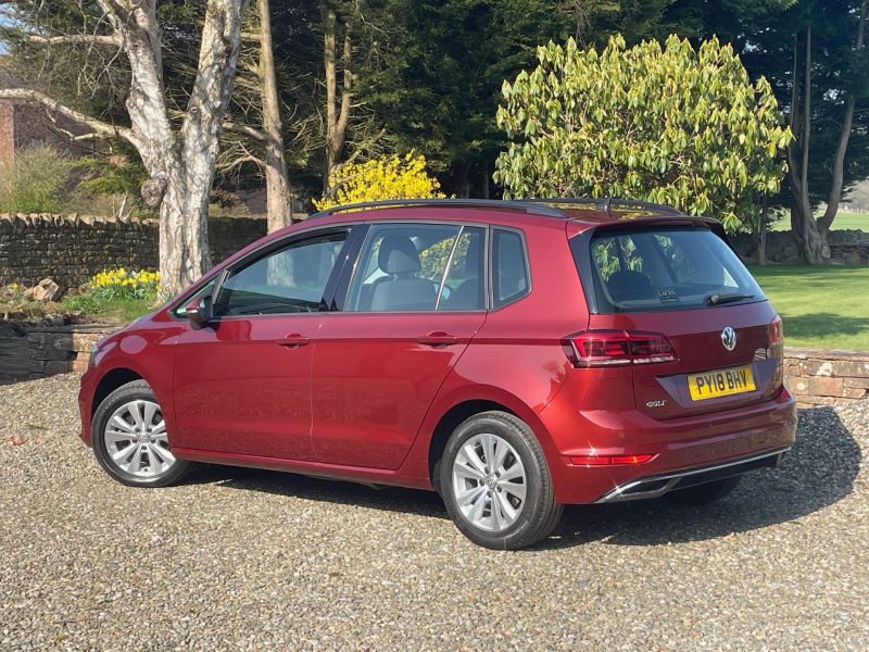 VOLKSWAGEN  Golf