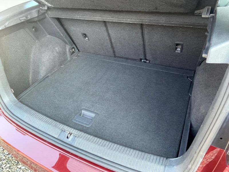 VOLKSWAGEN  Golf