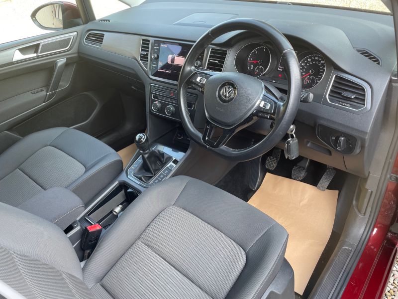 VOLKSWAGEN  Golf